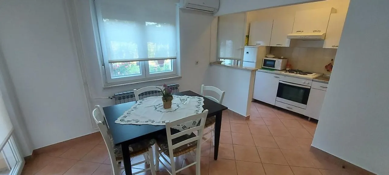 Danijela Apartment 普拉